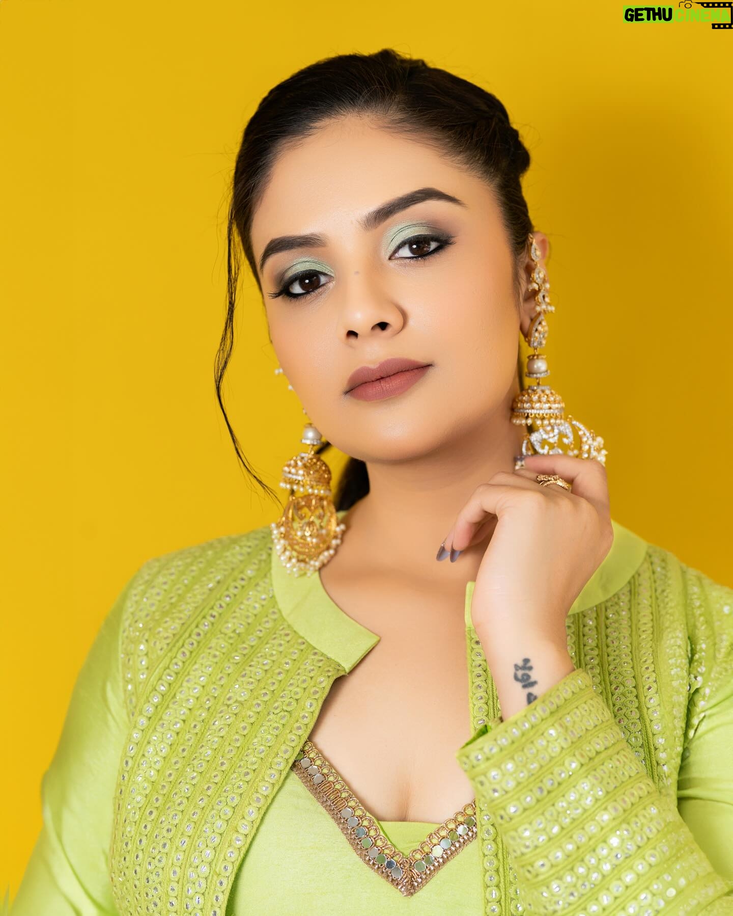 Sreemukhi Instagram - Neethone Dance 2.0 β¨π On @starmaa @endemolshineind β¨ Outfit @chandamama_designerstudio Styling @greeshma_krishna.k Earrings @fashioncurvee PC @manoj_gangula Makeup @nookesh.malla Hair @mahesh_ravulapalli #sreemukhi #neethonedance #starmaa #endemolshine