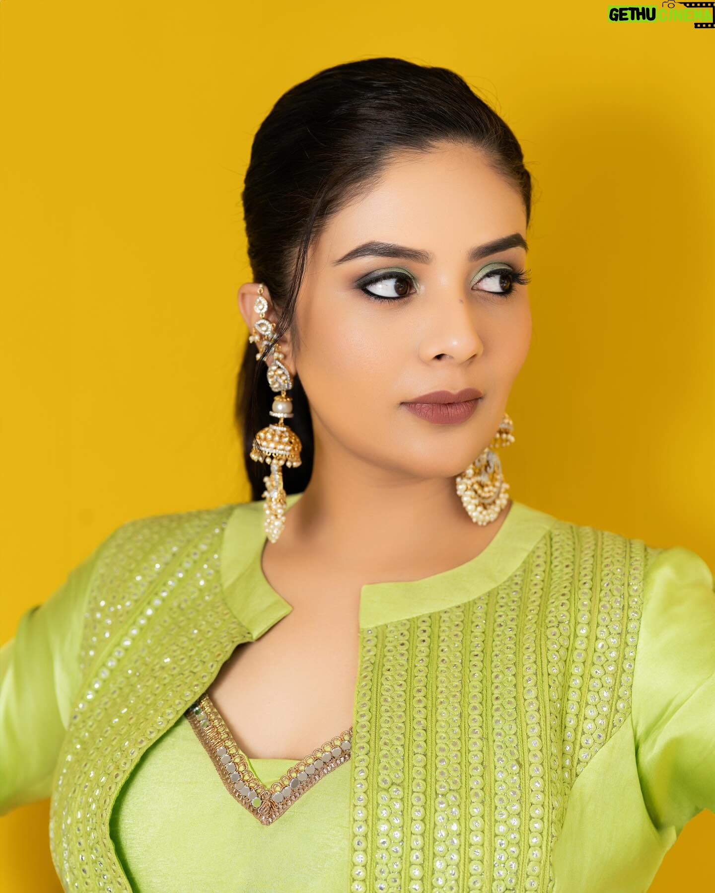Sreemukhi Instagram - Neethone Dance 2.0 β¨π On @starmaa @endemolshineind β¨ Outfit @chandamama_designerstudio Styling @greeshma_krishna.k Earrings @fashioncurvee PC @manoj_gangula Makeup @nookesh.malla Hair @mahesh_ravulapalli #sreemukhi #neethonedance #starmaa #endemolshine