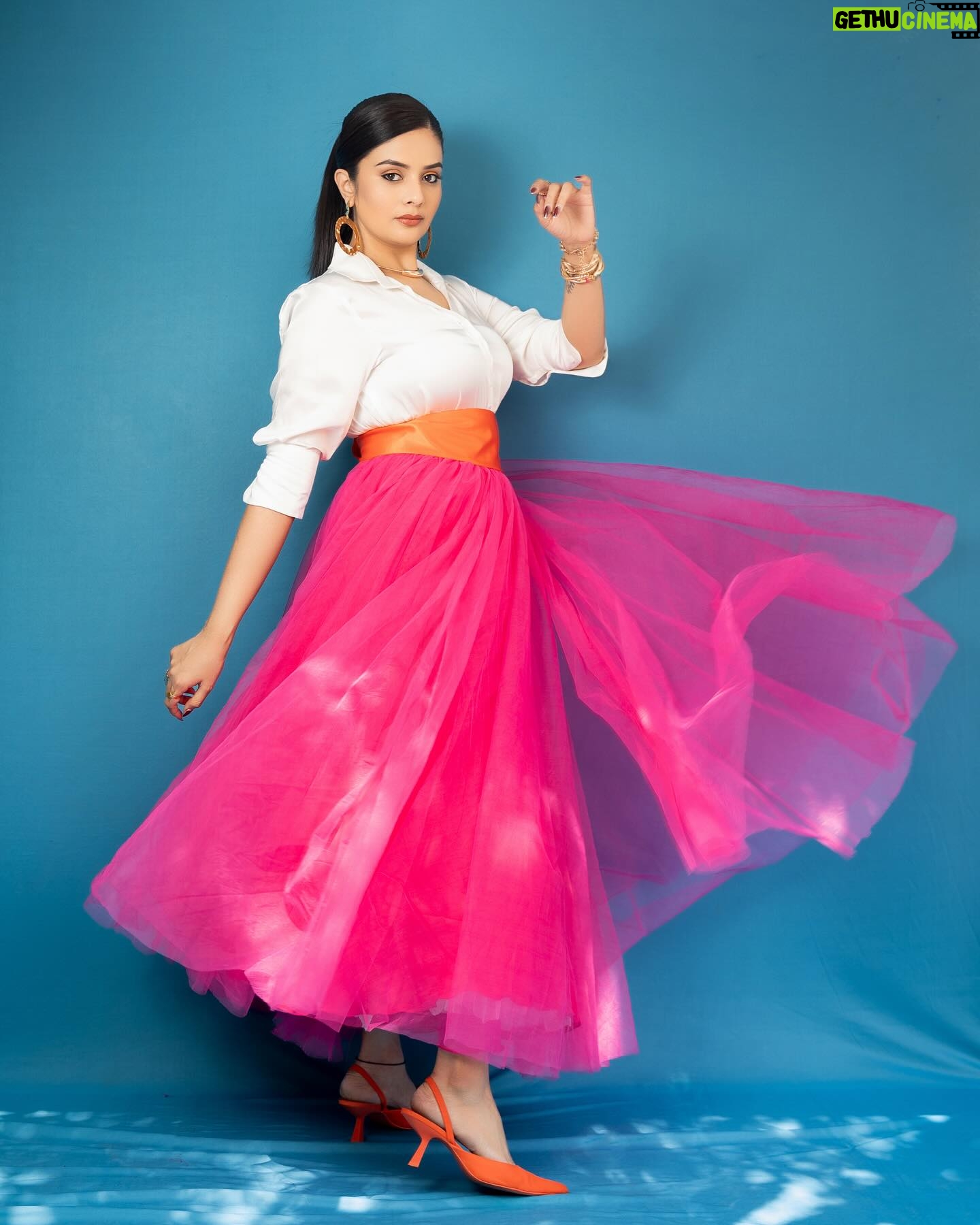 Sreemukhi Instagram - Neethone Dance ✨💕 Tonight on @starmaa @endemolshineind ✨ Outfit @chandamama_designerstudio Styling @greeshma_krishna.k Earrings @fashioncurvee Rings @thetrinkaholic PC @manoj_gangula Make up @nookesh.malla Hair @mahesh_ravulapalli #sreemukhi #neethonedance #starmaa #endemolshine