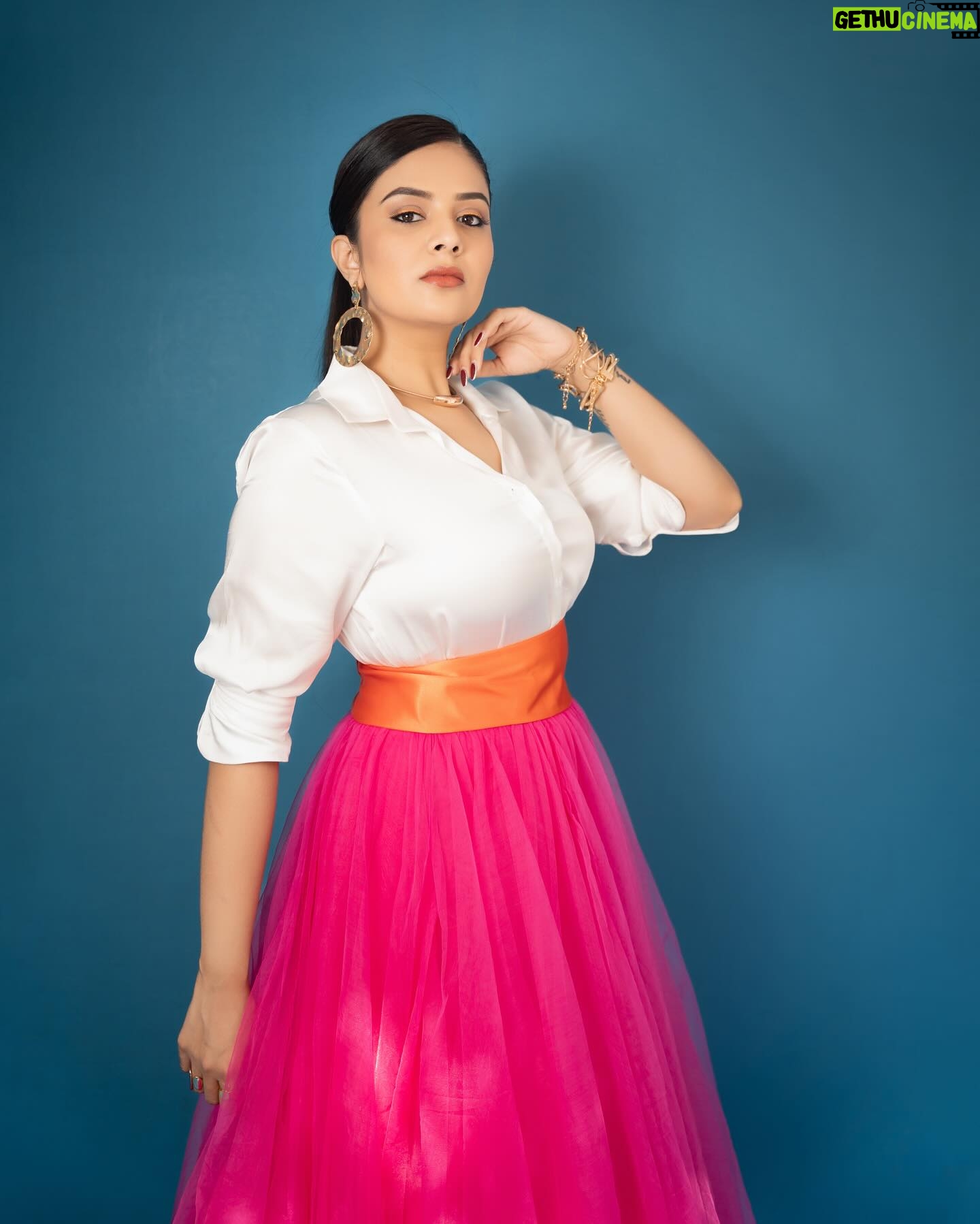 Sreemukhi Instagram - Neethone Dance ✨💕 Tonight on @starmaa @endemolshineind ✨ Outfit @chandamama_designerstudio Styling @greeshma_krishna.k Earrings @fashioncurvee Rings @thetrinkaholic PC @manoj_gangula Make up @nookesh.malla Hair @mahesh_ravulapalli #sreemukhi #neethonedance #starmaa #endemolshine
