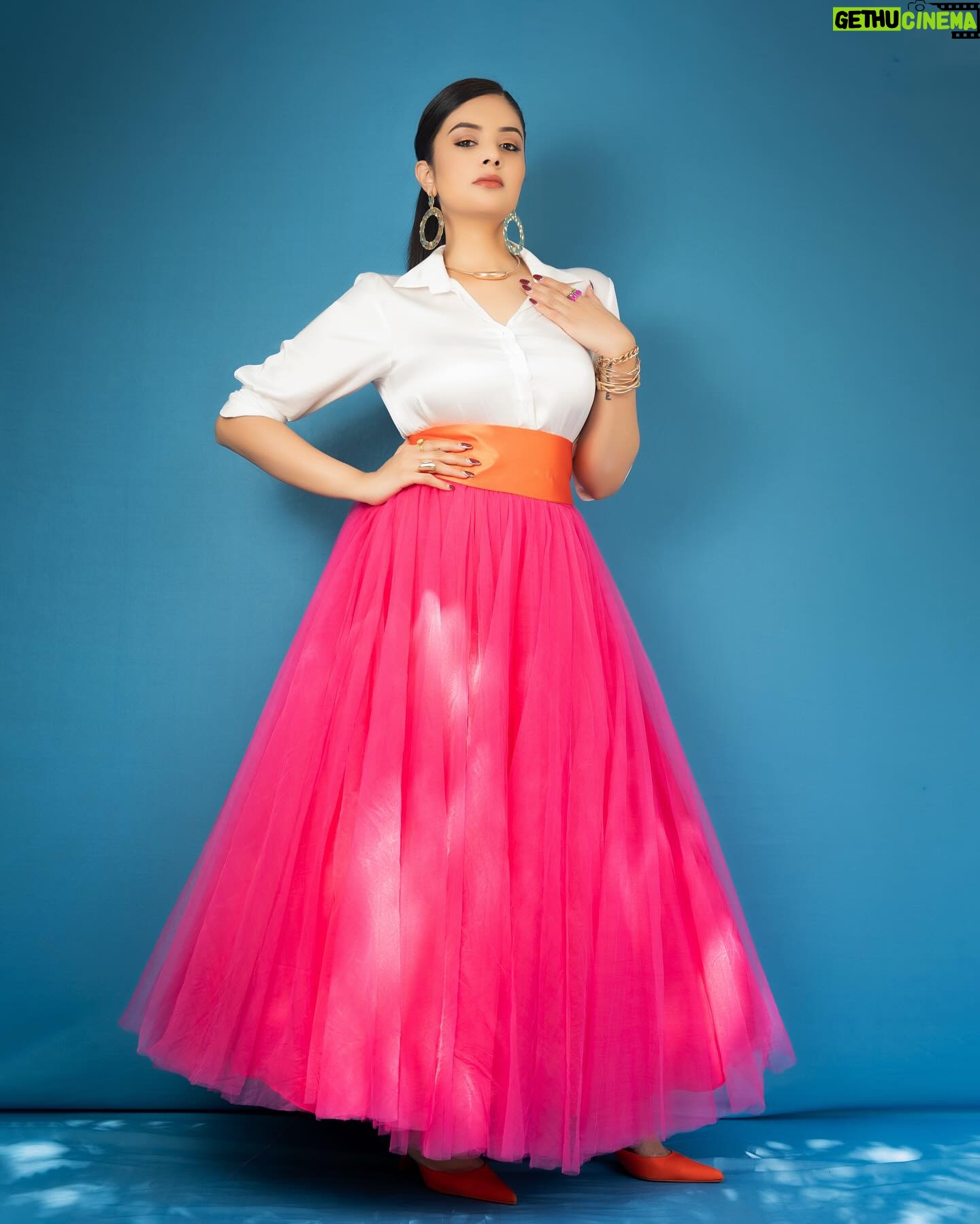 Sreemukhi Instagram - Neethone Dance ✨💕 Tonight on @starmaa @endemolshineind ✨ Outfit @chandamama_designerstudio Styling @greeshma_krishna.k Earrings @fashioncurvee Rings @thetrinkaholic PC @manoj_gangula Make up @nookesh.malla Hair @mahesh_ravulapalli #sreemukhi #neethonedance #starmaa #endemolshine