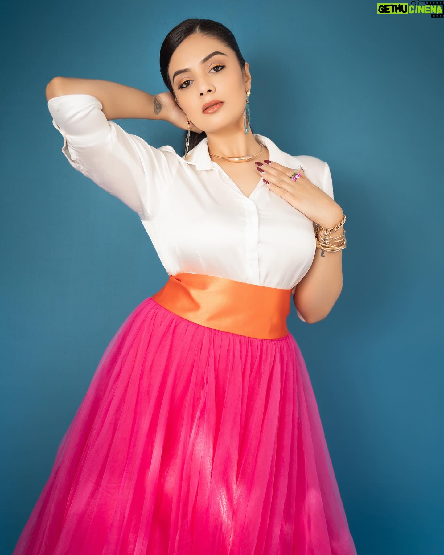 Sreemukhi Instagram - Neethone Dance ✨💕 Tonight on @starmaa @endemolshineind ✨ Outfit @chandamama_designerstudio Styling @greeshma_krishna.k Earrings @fashioncurvee Rings @thetrinkaholic PC @manoj_gangula Make up @nookesh.malla Hair @mahesh_ravulapalli #sreemukhi #neethonedance #starmaa #endemolshine