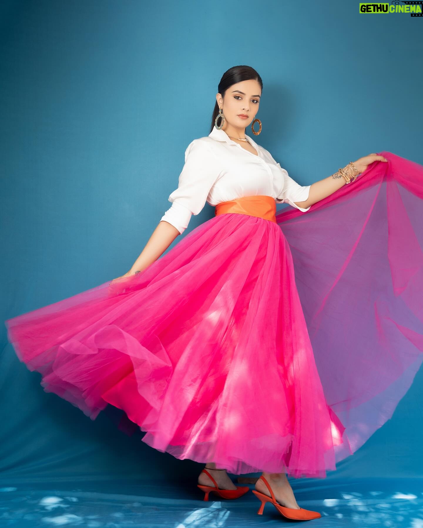 Sreemukhi Instagram - Neethone Dance ✨💕 Tonight on @starmaa @endemolshineind ✨ Outfit @chandamama_designerstudio Styling @greeshma_krishna.k Earrings @fashioncurvee Rings @thetrinkaholic PC @manoj_gangula Make up @nookesh.malla Hair @mahesh_ravulapalli #sreemukhi #neethonedance #starmaa #endemolshine