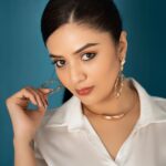 Sreemukhi Instagram - Neethone Dance ✨💕 Tonight on @starmaa @endemolshineind ✨ Outfit @chandamama_designerstudio Styling @greeshma_krishna.k Earrings @fashioncurvee Rings @thetrinkaholic PC @manoj_gangula Make up @nookesh.malla Hair @mahesh_ravulapalli #sreemukhi #neethonedance #starmaa #endemolshine