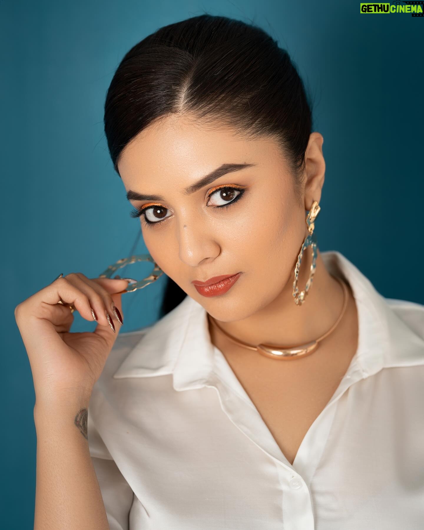 Sreemukhi Instagram - Neethone Dance ✨💕 Tonight on @starmaa @endemolshineind ✨ Outfit @chandamama_designerstudio Styling @greeshma_krishna.k Earrings @fashioncurvee Rings @thetrinkaholic PC @manoj_gangula Make up @nookesh.malla Hair @mahesh_ravulapalli #sreemukhi #neethonedance #starmaa #endemolshine