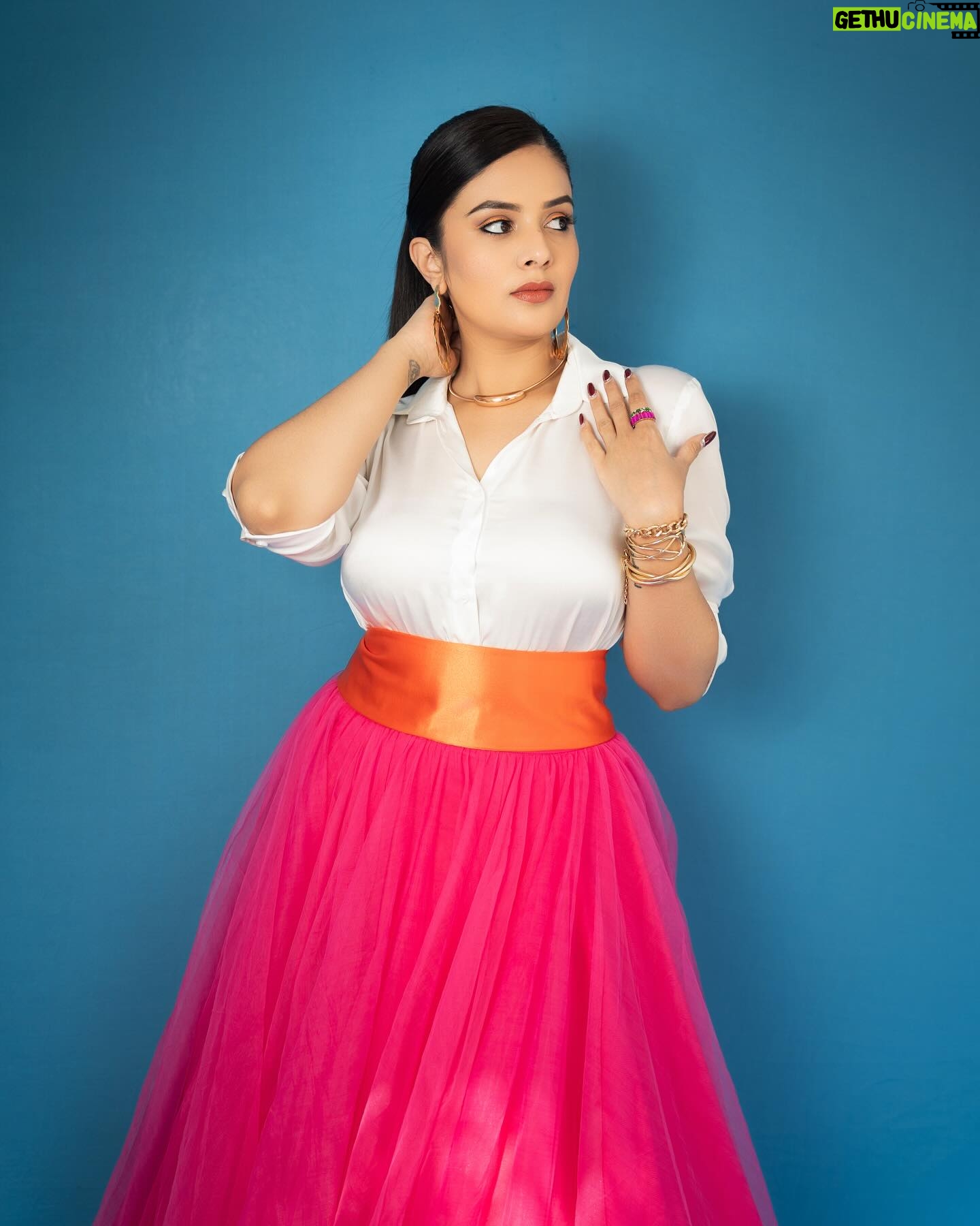 Sreemukhi Instagram - Neethone Dance ✨💕 Tonight on @starmaa @endemolshineind ✨ Outfit @chandamama_designerstudio Styling @greeshma_krishna.k Earrings @fashioncurvee Rings @thetrinkaholic PC @manoj_gangula Make up @nookesh.malla Hair @mahesh_ravulapalli #sreemukhi #neethonedance #starmaa #endemolshine