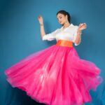Sreemukhi Instagram - Neethone Dance ✨💕 Tonight on @starmaa @endemolshineind ✨ Outfit @chandamama_designerstudio Styling @greeshma_krishna.k Earrings @fashioncurvee Rings @thetrinkaholic PC @manoj_gangula Make up @nookesh.malla Hair @mahesh_ravulapalli #sreemukhi #neethonedance #starmaa #endemolshine