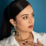 Sreemukhi Instagram - Neethone Dance ✨💕 Tonight on @starmaa @endemolshineind ✨ Outfit @chandamama_designerstudio Styling @greeshma_krishna.k Earrings @fashioncurvee Rings @thetrinkaholic PC @manoj_gangula Make up @nookesh.malla Hair @mahesh_ravulapalli #sreemukhi #neethonedance #starmaa #endemolshine