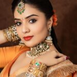 Sreemukhi Instagram - శ్రీ క్రోధి నామ సంవత్సర ఉగాది శుభాకాంక్షలు ✨🧡 మా ఇంటి పండగ on @starmaa @play_media_creations ✨ Watch now 🧡✨ Styling @greeshma_krishna.k Outfit @kushalethnix Jewellery @karnikajewelshyd PC @manoj_gangula Makeup @nookesh.malla Hair @mahesh_ravulapalli #Happyugadi #sreemukhi #starmaa