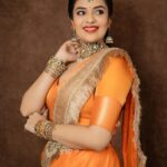 Sreemukhi Instagram - శ్రీ క్రోధి నామ సంవత్సర ఉగాది శుభాకాంక్షలు ✨🧡 మా ఇంటి పండగ on @starmaa @play_media_creations ✨ Watch now 🧡✨ Styling @greeshma_krishna.k Outfit @kushalethnix Jewellery @karnikajewelshyd PC @manoj_gangula Makeup @nookesh.malla Hair @mahesh_ravulapalli #Happyugadi #sreemukhi #starmaa