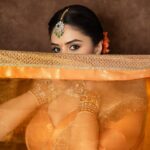 Sreemukhi Instagram - శ్రీ క్రోధి నామ సంవత్సర ఉగాది శుభాకాంక్షలు ✨🧡 మా ఇంటి పండగ on @starmaa @play_media_creations ✨ Watch now 🧡✨ Styling @greeshma_krishna.k Outfit @kushalethnix Jewellery @karnikajewelshyd PC @manoj_gangula Makeup @nookesh.malla Hair @mahesh_ravulapalli #Happyugadi #sreemukhi #starmaa
