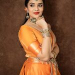 Sreemukhi Instagram - శ్రీ క్రోధి నామ సంవత్సర ఉగాది శుభాకాంక్షలు ✨🧡 మా ఇంటి పండగ on @starmaa @play_media_creations ✨ Watch now 🧡✨ Styling @greeshma_krishna.k Outfit @kushalethnix Jewellery @karnikajewelshyd PC @manoj_gangula Makeup @nookesh.malla Hair @mahesh_ravulapalli #Happyugadi #sreemukhi #starmaa