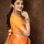 Sreemukhi Instagram - శ్రీ క్రోధి నామ సంవత్సర ఉగాది శుభాకాంక్షలు ✨🧡 మా ఇంటి పండగ on @starmaa @play_media_creations ✨ Watch now 🧡✨ Styling @greeshma_krishna.k Outfit @kushalethnix Jewellery @karnikajewelshyd PC @manoj_gangula Makeup @nookesh.malla Hair @mahesh_ravulapalli #Happyugadi #sreemukhi #starmaa