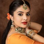 Sreemukhi Instagram - శ్రీ క్రోధి నామ సంవత్సర ఉగాది శుభాకాంక్షలు ✨🧡 మా ఇంటి పండగ on @starmaa @play_media_creations ✨ Watch now 🧡✨ Styling @greeshma_krishna.k Outfit @kushalethnix Jewellery @karnikajewelshyd PC @manoj_gangula Makeup @nookesh.malla Hair @mahesh_ravulapalli #Happyugadi #sreemukhi #starmaa