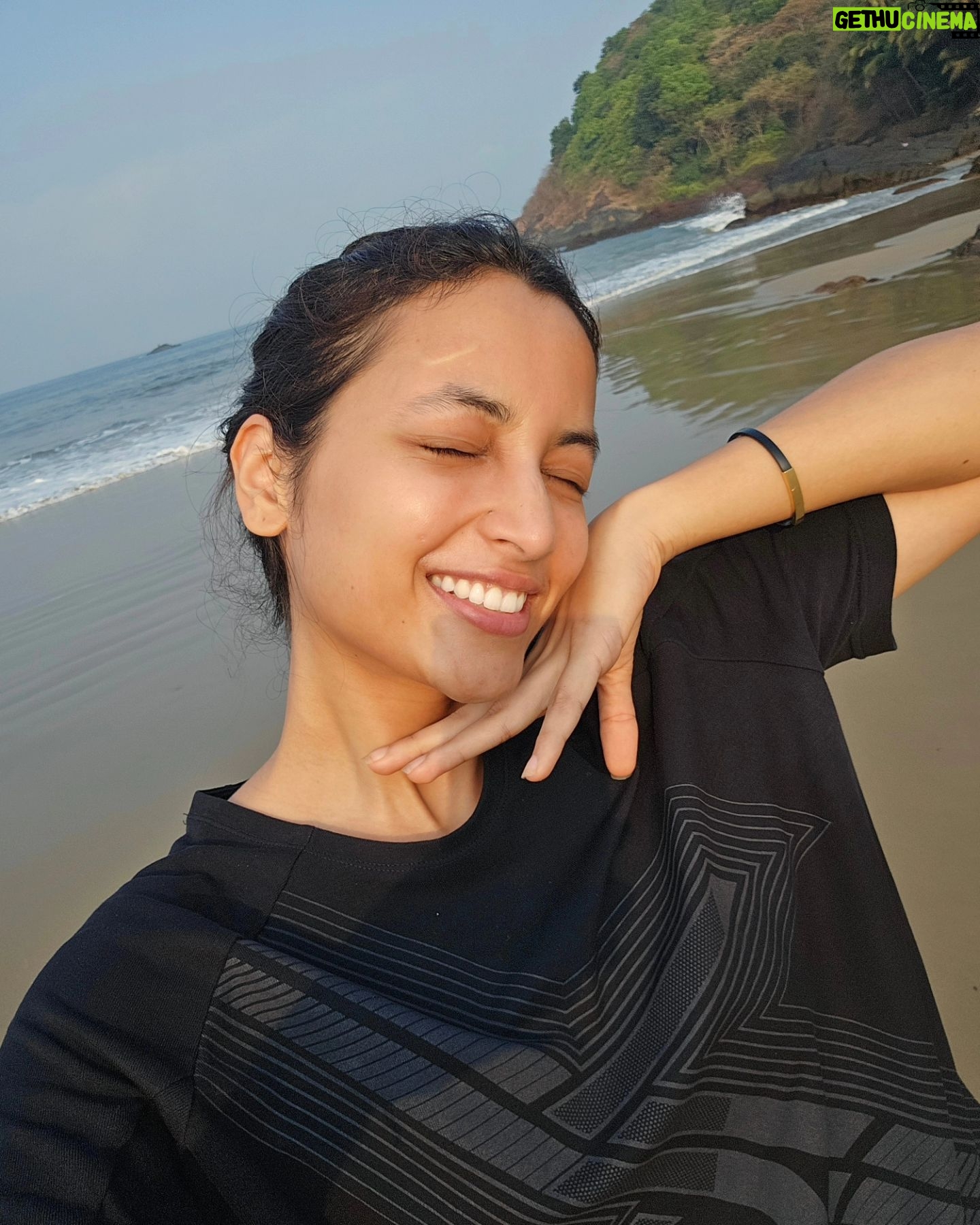 Srinidhi Ramesh Shetty Instagram - I was asked not to put up these pictures because I look groggy n unfresh as I had just woken up n headed to the beach without even freshening up coz I didn't want to miss the morning sun n quiet beach 🫠 But who cares, brushing teeth can wait, morning tides won't 🤭 Hope u all are having a lovely week ✨️ n if not, try to make it lovelyyyy🤍