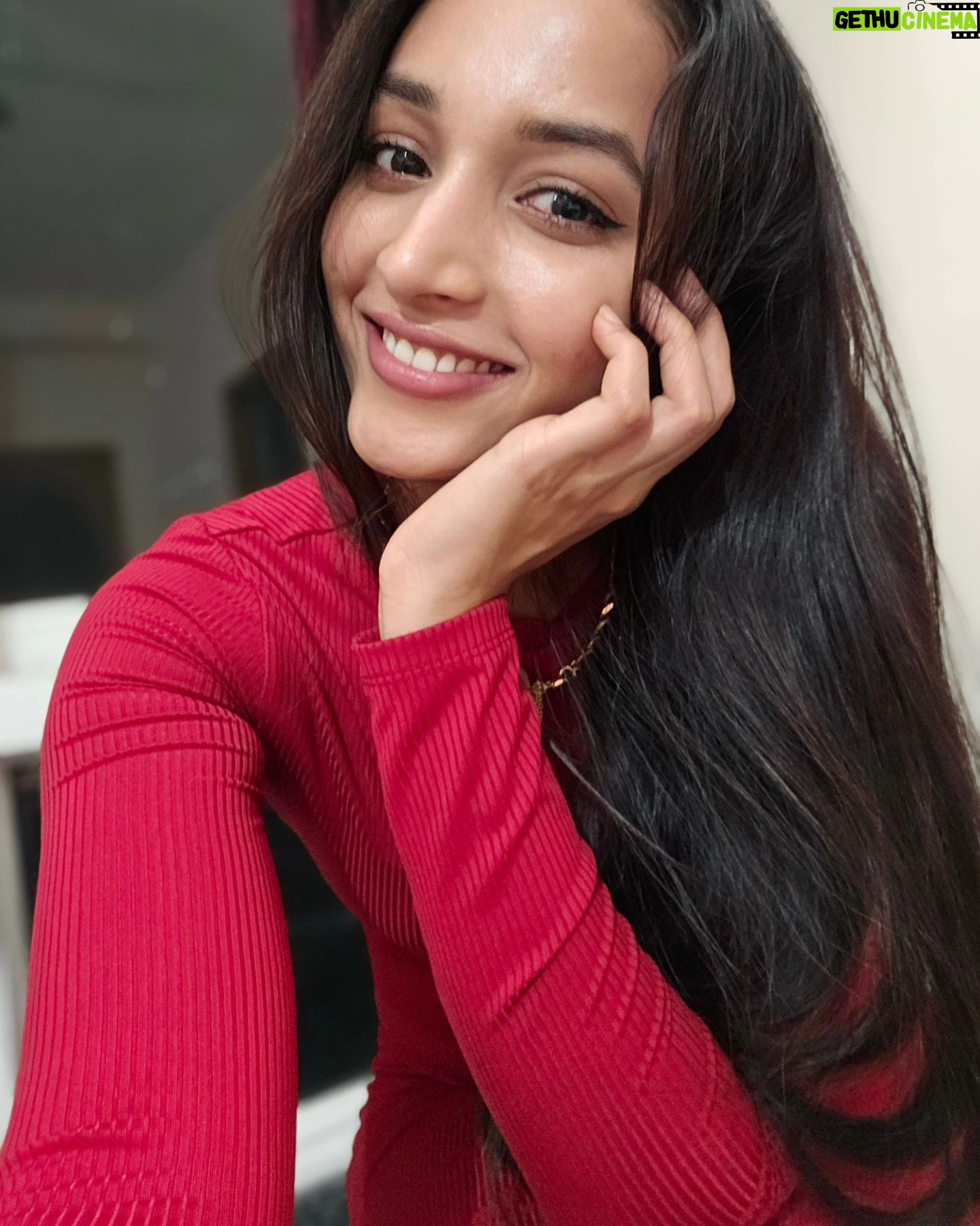 Srinidhi Ramesh Shetty Instagram - The red feels n all the extra love guys🌹 for not being very active here 🙈🫣 . . Oh and the last 3 slides are clearly me obsessing over my tiny little winged liner, which happened to be my first attempt ever & not bad, huh (little joys🙈) Okieee, I hope you all are smiling😇 n wishing you all a joyful weekend ahead✨️ much love 🫶🏻