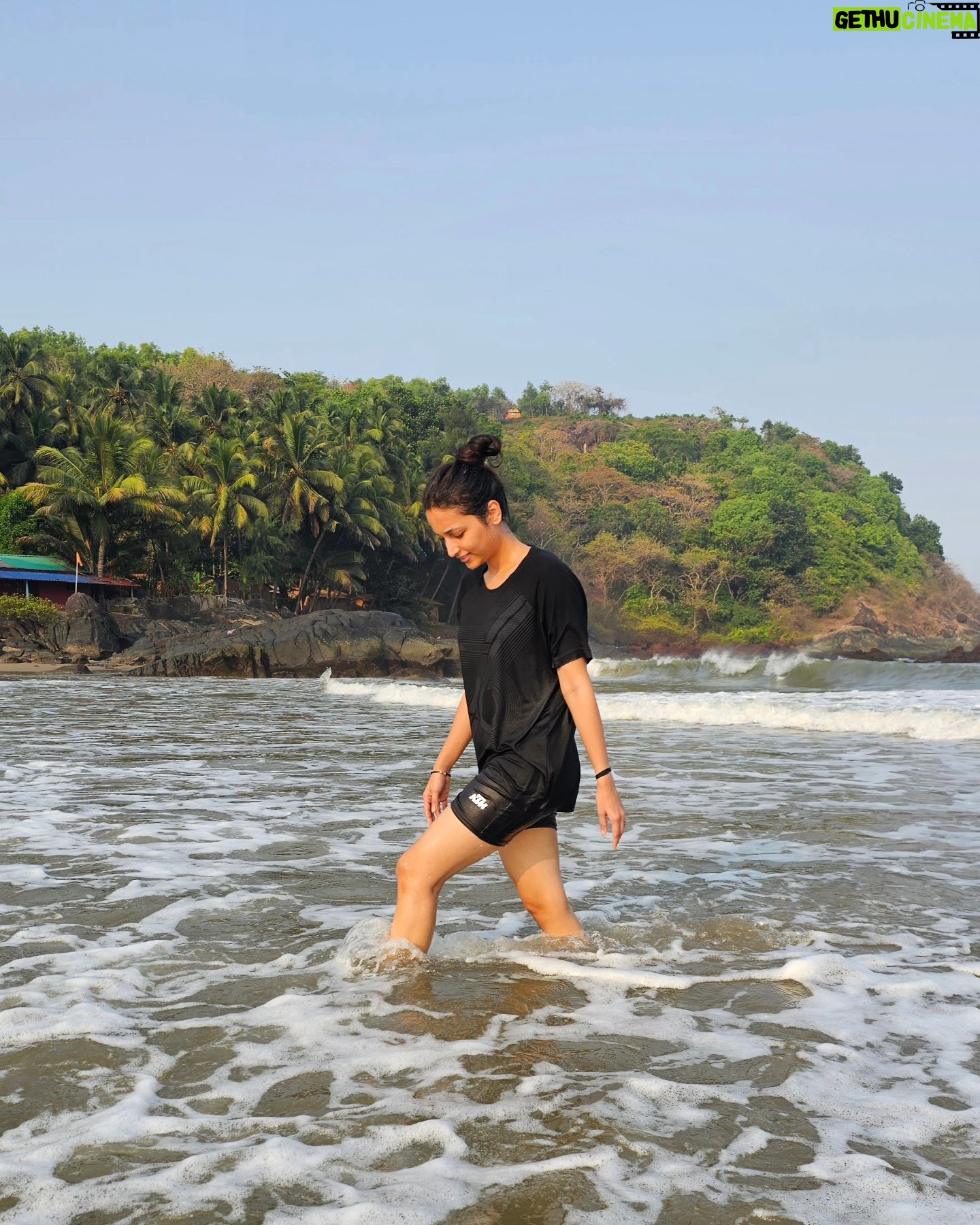 Srinidhi Ramesh Shetty Instagram - I was asked not to put up these pictures because I look groggy n unfresh as I had just woken up n headed to the beach without even freshening up coz I didn't want to miss the morning sun n quiet beach 🫠 But who cares, brushing teeth can wait, morning tides won't 🤭 Hope u all are having a lovely week ✨️ n if not, try to make it lovelyyyy🤍