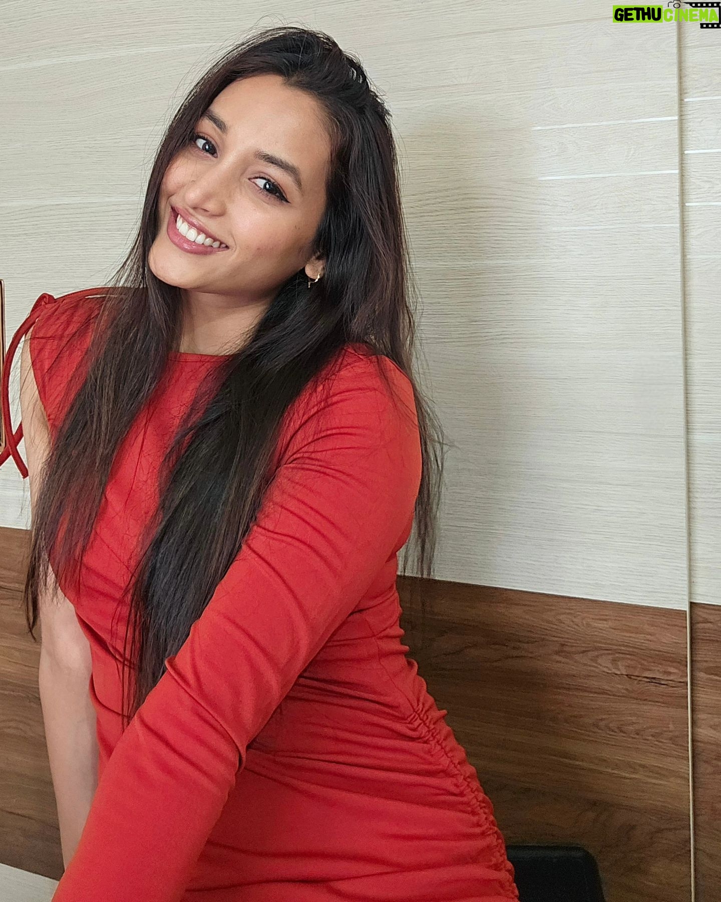 Srinidhi Ramesh Shetty Instagram - The red feels n all the extra love guys🌹 for not being very active here 🙈🫣 . . Oh and the last 3 slides are clearly me obsessing over my tiny little winged liner, which happened to be my first attempt ever & not bad, huh (little joys🙈) Okieee, I hope you all are smiling😇 n wishing you all a joyful weekend ahead✨️ much love 🫶🏻
