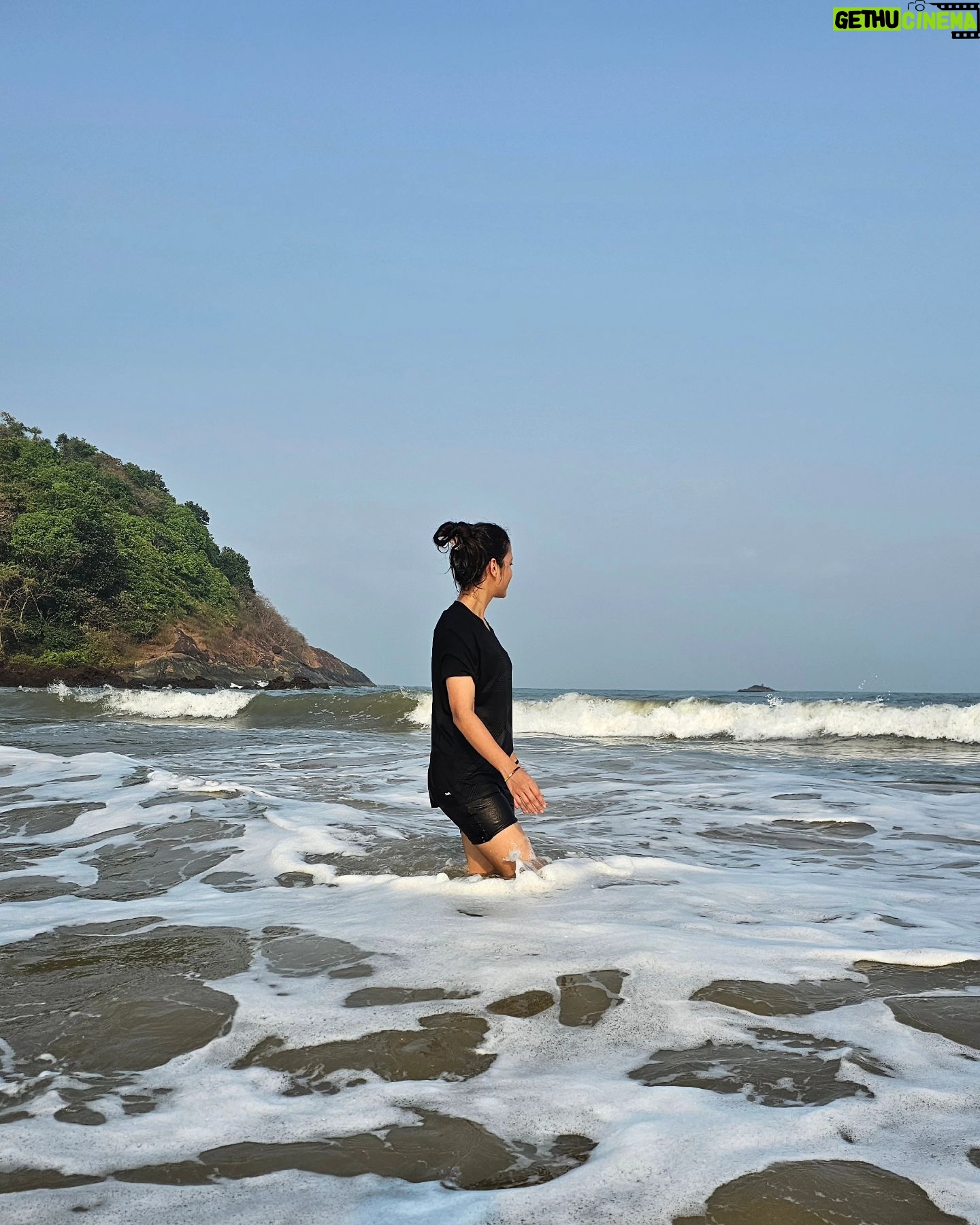 Srinidhi Ramesh Shetty Instagram - I was asked not to put up these pictures because I look groggy n unfresh as I had just woken up n headed to the beach without even freshening up coz I didn't want to miss the morning sun n quiet beach 🫠 But who cares, brushing teeth can wait, morning tides won't 🤭 Hope u all are having a lovely week ✨️ n if not, try to make it lovelyyyy🤍