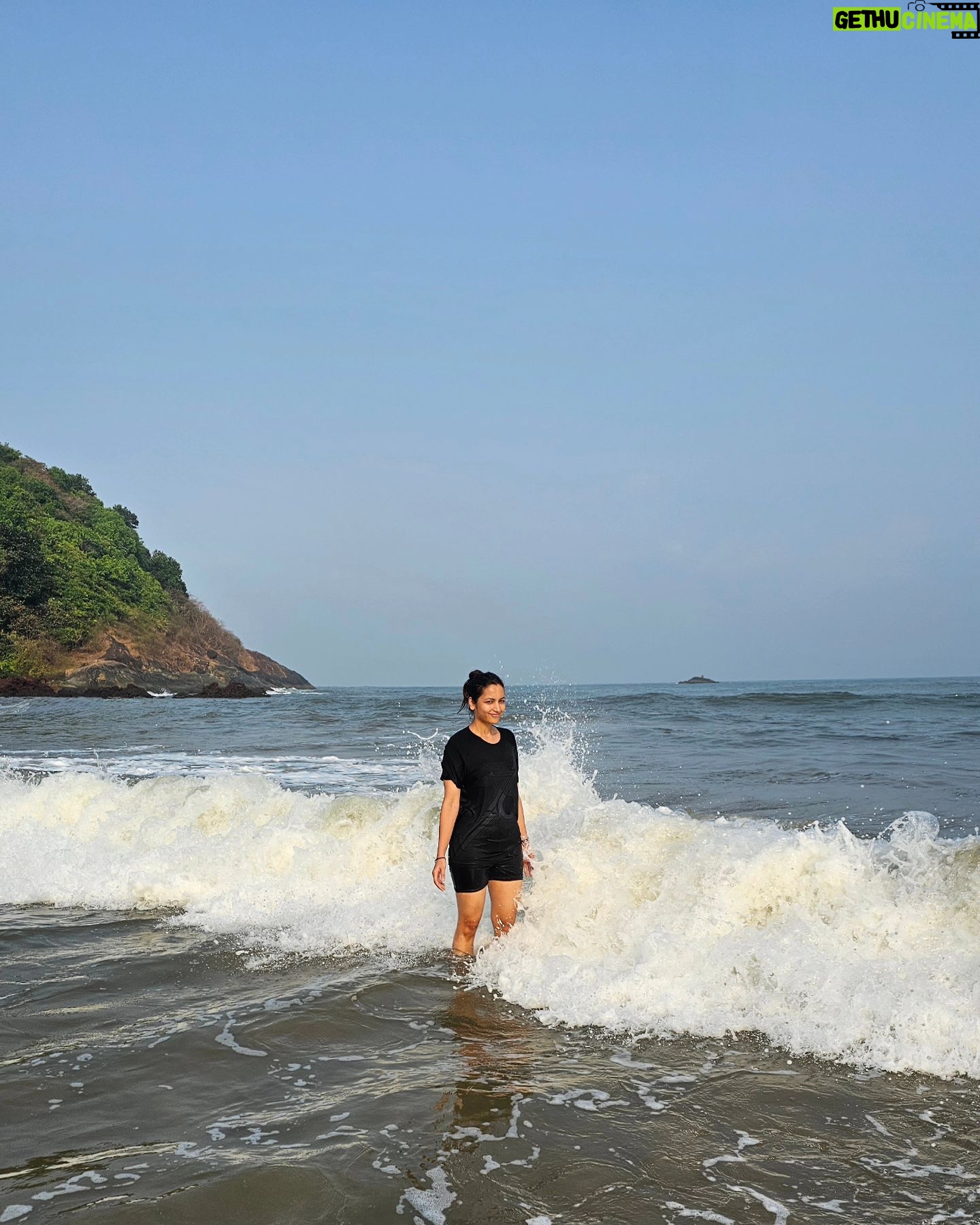 Srinidhi Ramesh Shetty Instagram - I was asked not to put up these pictures because I look groggy n unfresh as I had just woken up n headed to the beach without even freshening up coz I didn't want to miss the morning sun n quiet beach 🫠 But who cares, brushing teeth can wait, morning tides won't 🤭 Hope u all are having a lovely week ✨️ n if not, try to make it lovelyyyy🤍