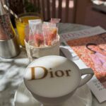 Stéphanie Clerbois Instagram - Quand tu continues de jouer les influenceuses en étant seule avec ta fille.😂☕️💕 Vous croyez qu’elle est sur les traces de sa mère?😎😅