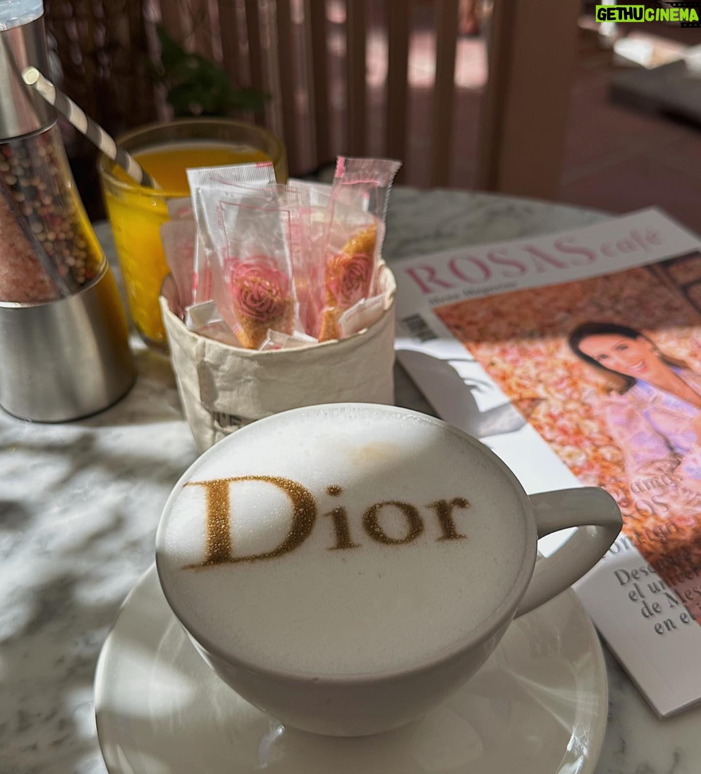Stéphanie Clerbois Instagram - Quand tu continues de jouer les influenceuses en étant seule avec ta fille.😂☕️💕 Vous croyez qu’elle est sur les traces de sa mère?😎😅