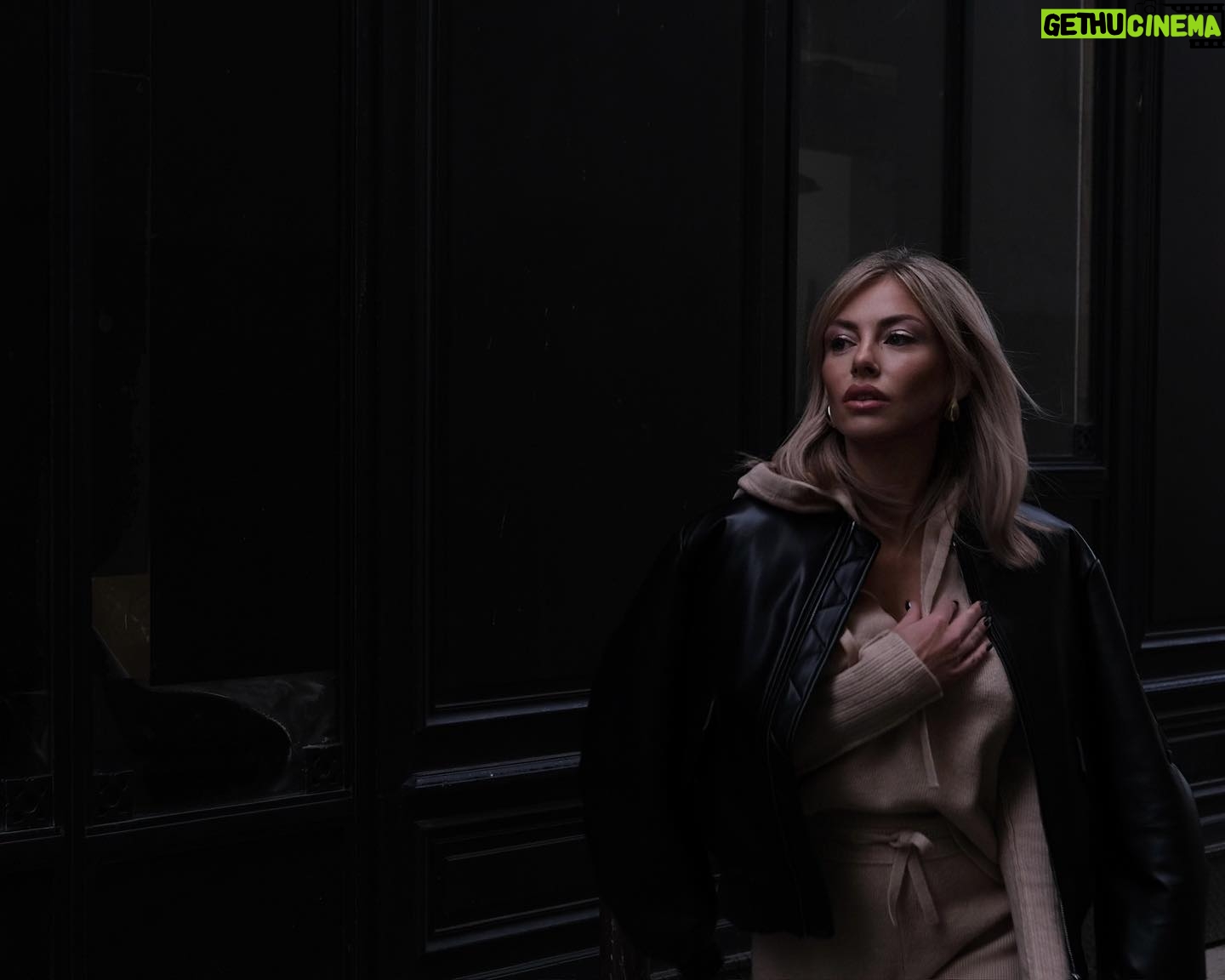 Stéphanie Clerbois Instagram - Fan de ce look @patrizia_pepe_bruxelles @patriziapepe 🤎