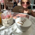 Stéphanie Clerbois Instagram - Quand tu continues de jouer les influenceuses en étant seule avec ta fille.😂☕️💕 Vous croyez qu’elle est sur les traces de sa mère?😎😅