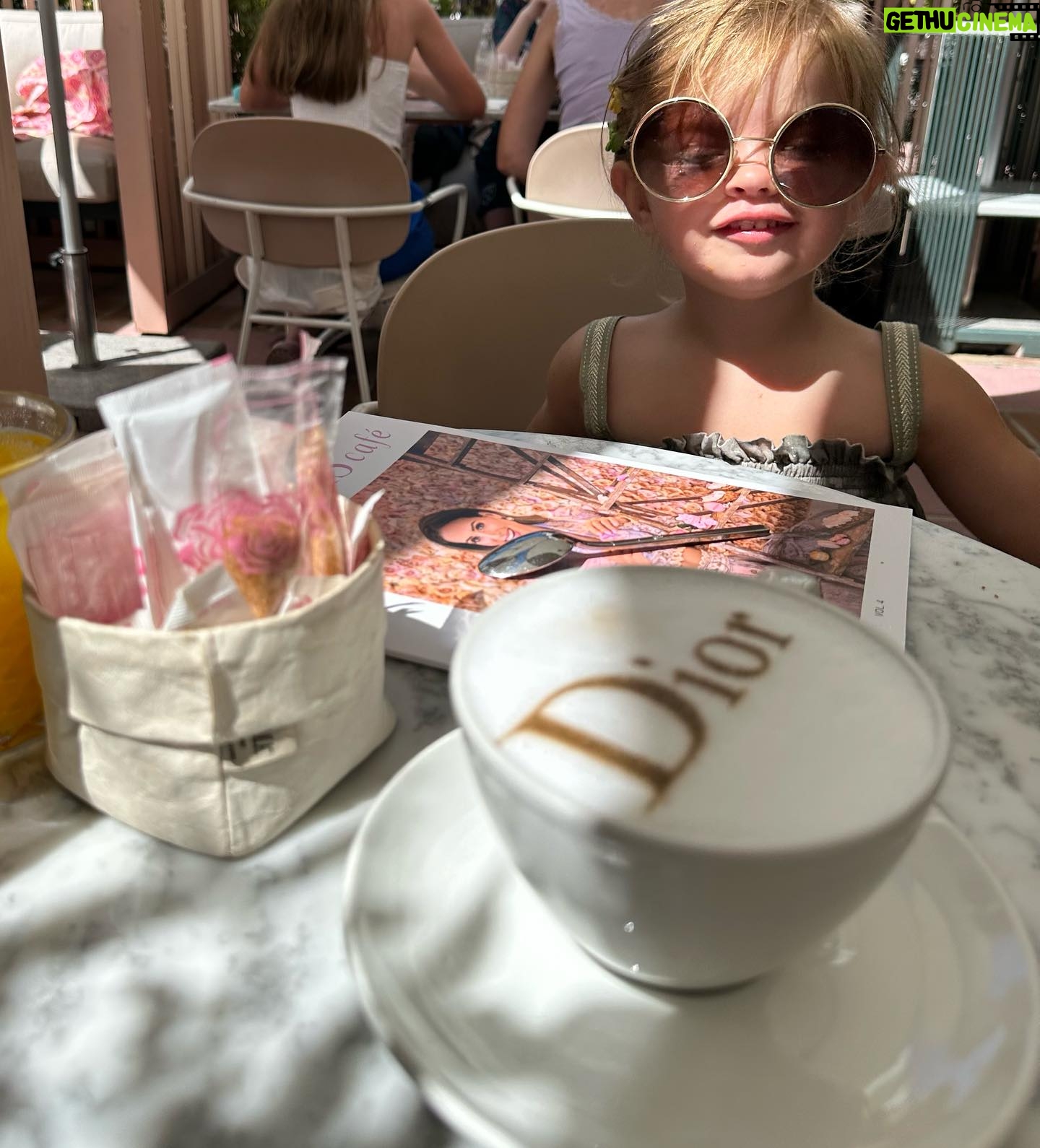 Stéphanie Clerbois Instagram - Quand tu continues de jouer les influenceuses en étant seule avec ta fille.😂☕️💕 Vous croyez qu’elle est sur les traces de sa mère?😎😅
