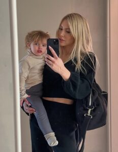 Stéphanie Clerbois Instagram - Parce qu’aujourdhui c’est Noël mais c’est surtout ton anniversaire. 🥰🎂 Ma princesse, ce tempérament de guerrière, cette bouffée d’énergie qui rempli ma vie de bonheur. Je t’aime ma fille.♥️ #momanddaughter #proudmommy