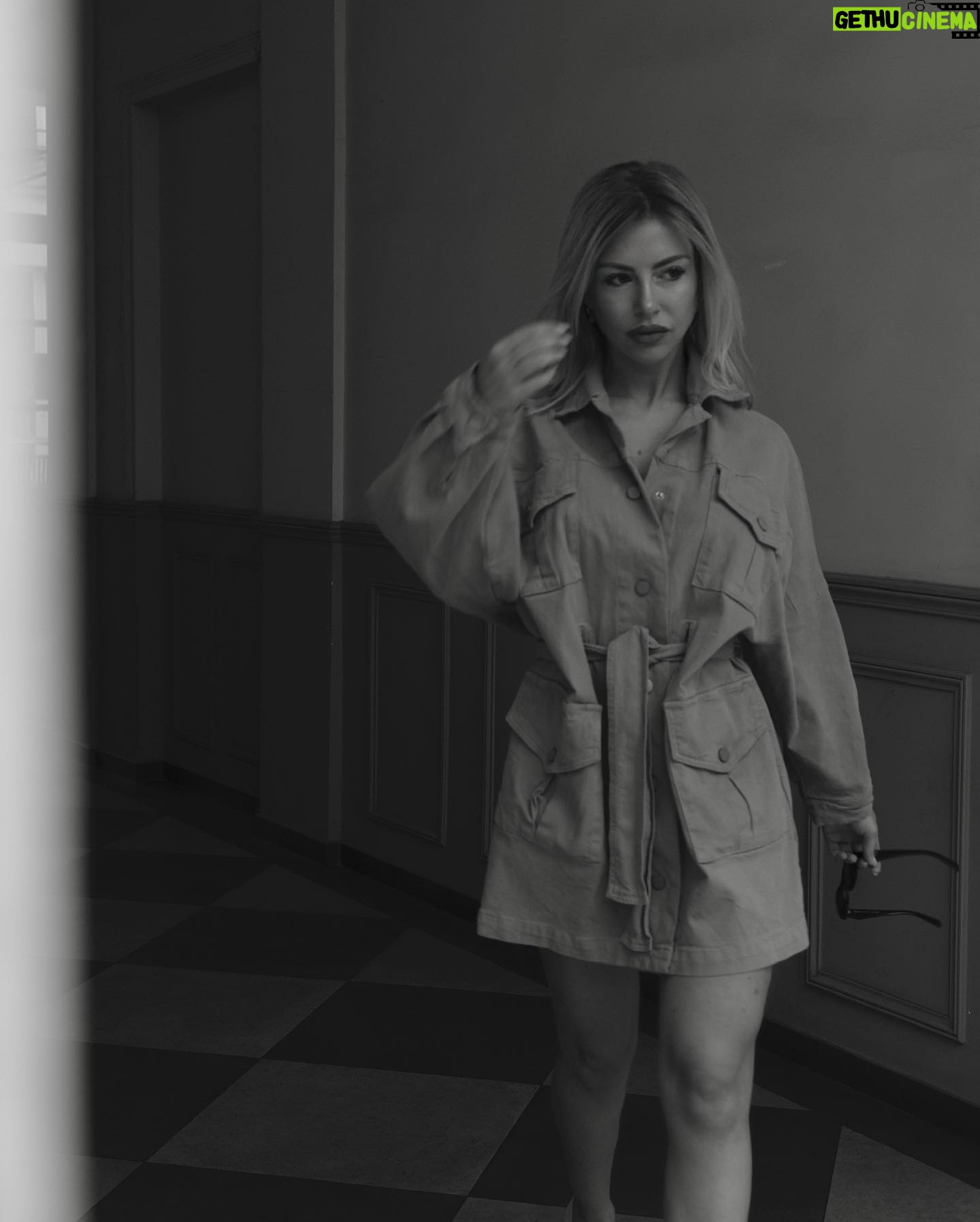 Stéphanie Clerbois Instagram - J’aime trop ce look et ces photos en noir et blanc, qu’est ce que vous en pensez ? 🖤