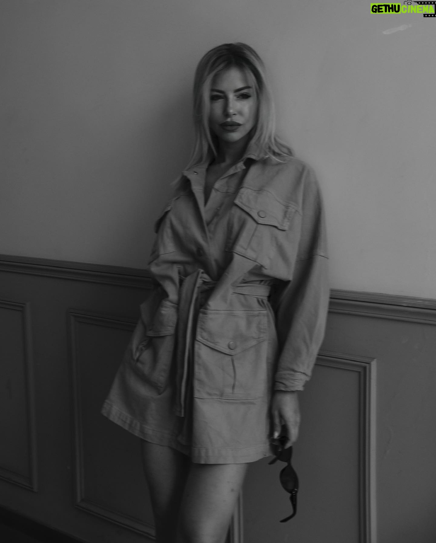 Stéphanie Clerbois Instagram - J’aime trop ce look et ces photos en noir et blanc, qu’est ce que vous en pensez ? 🖤