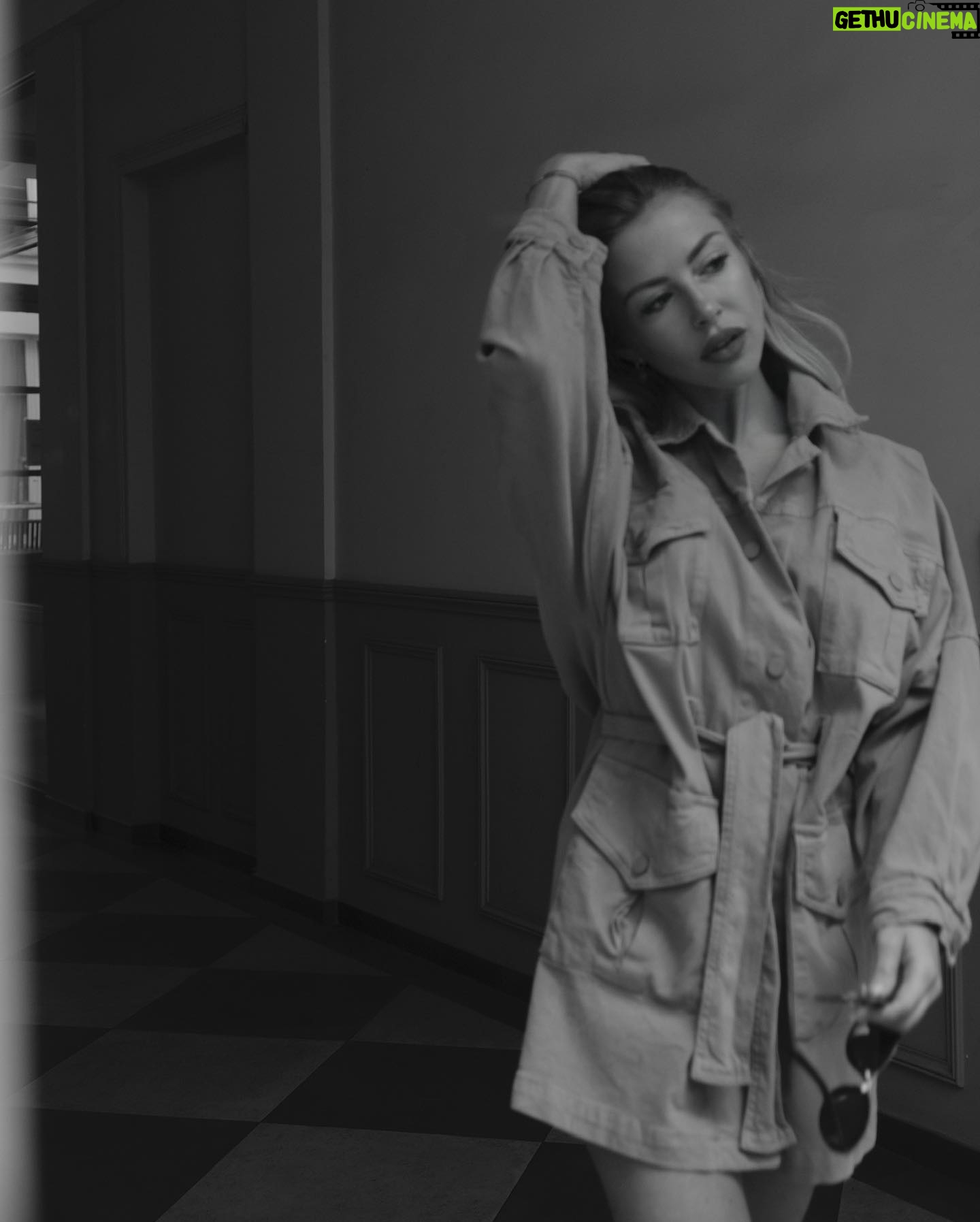 Stéphanie Clerbois Instagram - J’aime trop ce look et ces photos en noir et blanc, qu’est ce que vous en pensez ? 🖤