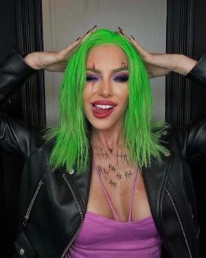 Stéphanie Clerbois Instagram - « JE CROIS QUE TOUT CE
QUI NE NOUS TUE PAS
NOUS REND SIMPLEMENT
PLUS… BIZARRE! »🤪🃏