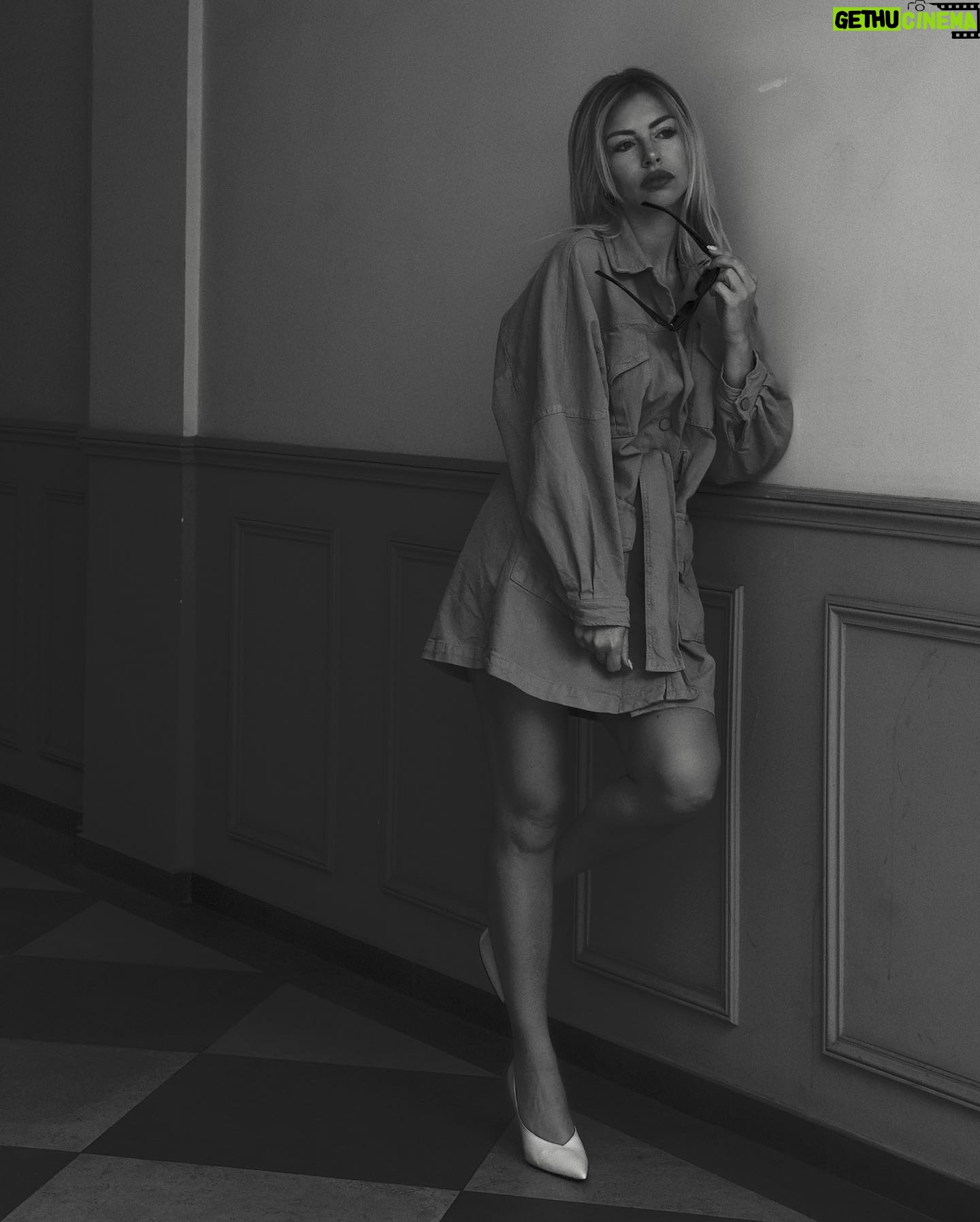 Stéphanie Clerbois Instagram - J’aime trop ce look et ces photos en noir et blanc, qu’est ce que vous en pensez ? 🖤