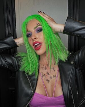 Stéphanie Clerbois Instagram - « JE CROIS QUE TOUT CE
QUI NE NOUS TUE PAS
NOUS REND SIMPLEMENT
PLUS… BIZARRE! »🤪🃏