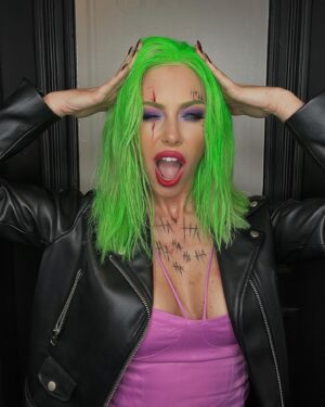 Stéphanie Clerbois Instagram - « JE CROIS QUE TOUT CE
QUI NE NOUS TUE PAS
NOUS REND SIMPLEMENT
PLUS… BIZARRE! »🤪🃏