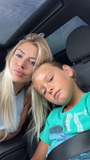 Stéphanie Clerbois Instagram - Lyam 🎂🥳❤️ 
___________
Je lui dirai…
Que chaque nuit s’efface au nouveau jour
Qu’il sera grand mais qu’il a bien le temps
Oh Dieu, qu’il a bien le temps
Et que la vie l’appelle, que le monde l’attend
Que la terre est si belle et le ciel est si grand
Qu’il est beau, que je l’aime, qu’il est ma vie, ma joie
Qu’il est un parmi des millions d’humains
Mais bien l’unique pour moi.

8 ans déjà! ❤️🎂🥺
Que le temps passe vite…

Mais sache que maman sera toujours là pour toi mon amour.
Je t’aime ❤️