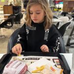 Stéphanie Clerbois Instagram - Rassurez-moi, il vous arrive aussi de faire du chantage à vos enfants contre un Fast Food??🍟🍔 En tout cas pour ma part (quand ça arrive) ça marche à tous les coups.😆😇
