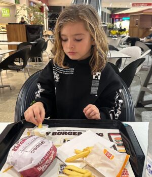 Stéphanie Clerbois Instagram - Rassurez-moi, il vous arrive aussi de faire du chantage à vos enfants contre un Fast Food??🍟🍔
En tout cas pour ma part (quand ça arrive) ça marche à tous les coups.😆😇