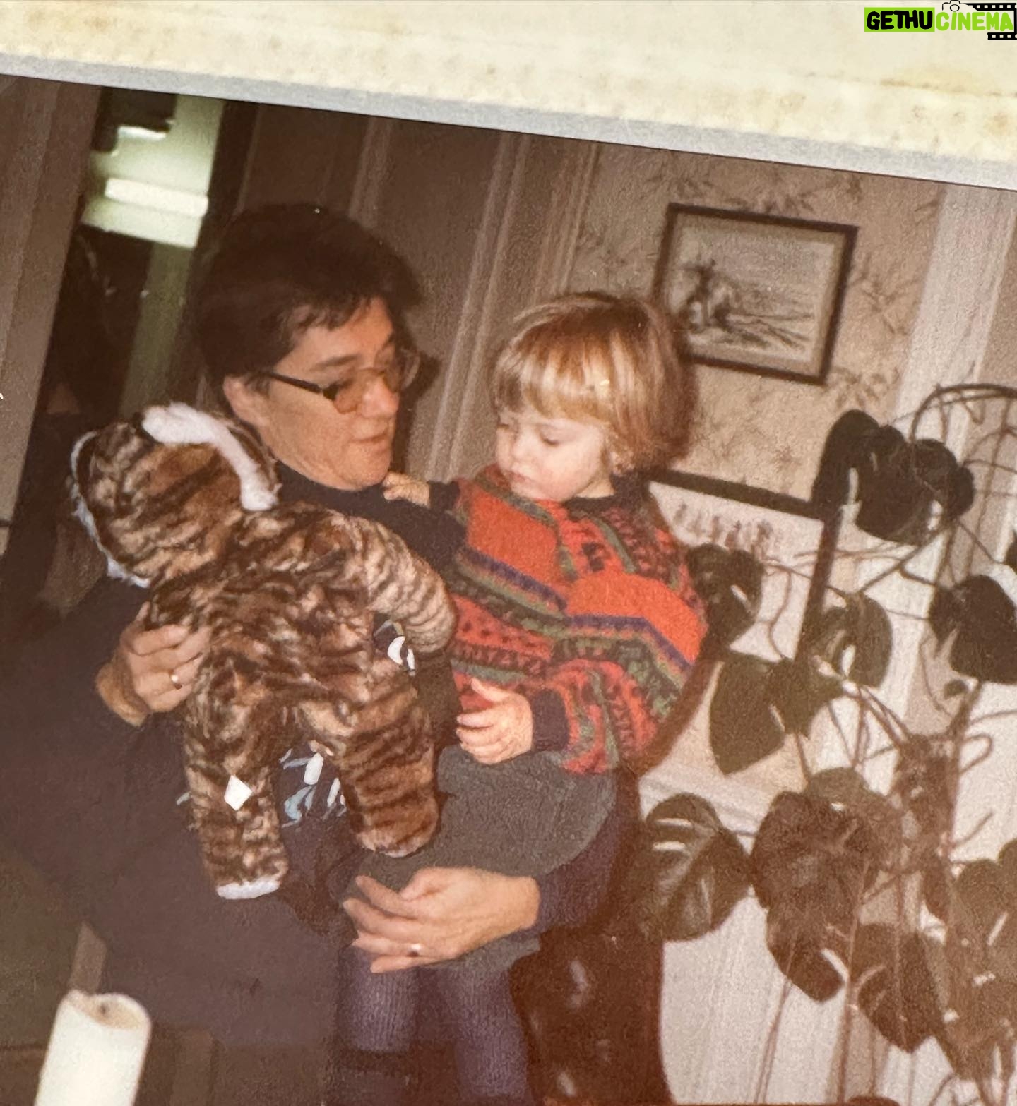Stéphanie Clerbois Instagram - « Tu n’es plus là où tu étais mais tu es partout là où je suis » Ce week-end avec les enfants, j’ai voulu refaire les activités qu’on faisait avec ma grand mère ensemble quand j’étais petite . 🤍🕊️
