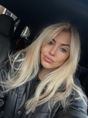 Stéphanie Clerbois Instagram - Merci @kevin_rahier_coiffure de me suivre dans tous mes délires capillaires quand tu le sens.
Parce que oui, si tu m’avais écouté à chaque fois, je serais passée par toutes les couleurs et coupes inimaginables (Il y a une semaine je voulais encore me faire brune).🤣
Comme quoi il existe bien différents blonds et bien plus que ce qu’on l’imagine.😁
Je vous ai écouté et j’ai suivi la tendance de la décoloration et sans avoir abîmé mes cheveux en plus! 
You’re the best @kevin_rahier 
❤️