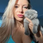 Stéphanie Clerbois Instagram - Bonjour tout le monde!🤍 Pour tous ceux qui nous suivent vous savez que Shiva s’est liée d’amitié voir même d’amour avec le chat de ma maman lors de notre déménagement. Ça été difficile de prendre une décision et après plusieurs conseils, avis et surtout par rapport à notre ressenti, nous avons décidé de ne pas la séparer de Birdie. Je n’ai jamais vu des animaux aussi fusionnels! Mais ne vous inquiétez pas nous sommes deux à trois fois par semaine chez mamie donc jamais bien loin! Suite à notre story expliquant la situation, @shalimar_thescottish Nous a apporté une petite surprise il y a quelques jours! On vous présente donc Tisha. Une petite boule d’amour déjà très câline. Je tiens quand même à vous dire que personne n’a trouvé son prénom lors de mon sondage malgré la première lettre donnée.😂 Pour ceux qui me l’ont demandé, Il s’agit d’un Scottich fold… une race exceptionnelle! Si vous avez d’autres questions, n’hésitez pas… je vous y réponds. 🤍🤍🤍🤍