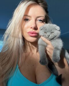 Stéphanie Clerbois Instagram - Bonjour tout le monde!🤍 Pour tous ceux qui nous suivent vous savez que Shiva s’est liée d’amitié voir même d’amour avec le chat de ma maman lors de notre déménagement. Ça été difficile de prendre une décision et après plusieurs conseils, avis et surtout par rapport à notre ressenti, nous avons décidé de ne pas la séparer de Birdie. Je n’ai jamais vu des animaux aussi fusionnels! Mais ne vous inquiétez pas nous sommes deux à trois fois par semaine chez mamie donc jamais bien loin! Suite à notre story expliquant la situation, @shalimar_thescottish Nous a apporté une petite surprise il y a quelques jours! On vous présente donc Tisha. Une petite boule d’amour déjà très câline. Je tiens quand même à vous dire que personne n’a trouvé son prénom lors de mon sondage malgré la première lettre donnée.😂 Pour ceux qui me l’ont demandé, Il s’agit d’un Scottich fold… une race exceptionnelle! Si vous avez d’autres questions, n’hésitez pas… je vous y réponds. 🤍🤍🤍🤍