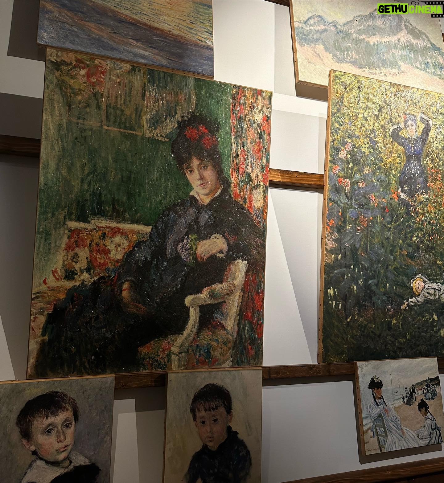 Stéphanie Clerbois Instagram - « Tu n’es plus là où tu étais mais tu es partout là où je suis » Ce week-end avec les enfants, j’ai voulu refaire les activités qu’on faisait avec ma grand mère ensemble quand j’étais petite . 🤍🕊️