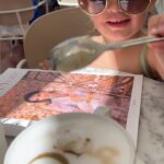 Stéphanie Clerbois Instagram - Quand tu continues de jouer les influenceuses en étant seule avec ta fille.😂☕️💕 Vous croyez qu’elle est sur les traces de sa mère?😎😅