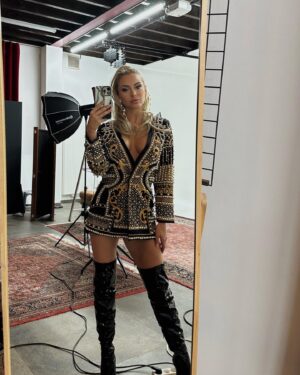 Stéphanie Clerbois Instagram - Se retrouver en tant que femme le temps d’un shooting photo.
Merci @susun.model pour ce moment…
Il n’y avait pas meilleure thérapie.🤍