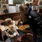 Stéphanie Clerbois Instagram - « Tu n’es plus là où tu étais mais tu es partout là où je suis » Ce week-end avec les enfants, j’ai voulu refaire les activités qu’on faisait avec ma grand mère ensemble quand j’étais petite . 🤍🕊️
