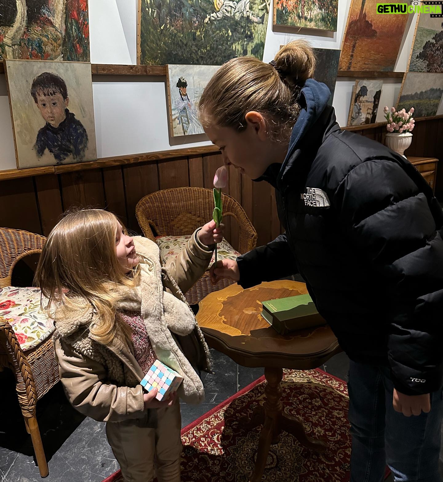 Stéphanie Clerbois Instagram - « Tu n’es plus là où tu étais mais tu es partout là où je suis » Ce week-end avec les enfants, j’ai voulu refaire les activités qu’on faisait avec ma grand mère ensemble quand j’étais petite . 🤍🕊️