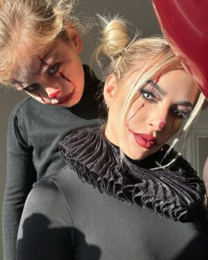 Stéphanie Clerbois Instagram - Nous sommes prêts pour la purge.🤣🤡 
La dernière slide c’est cadeau.😂😂
#halloweenmakeup